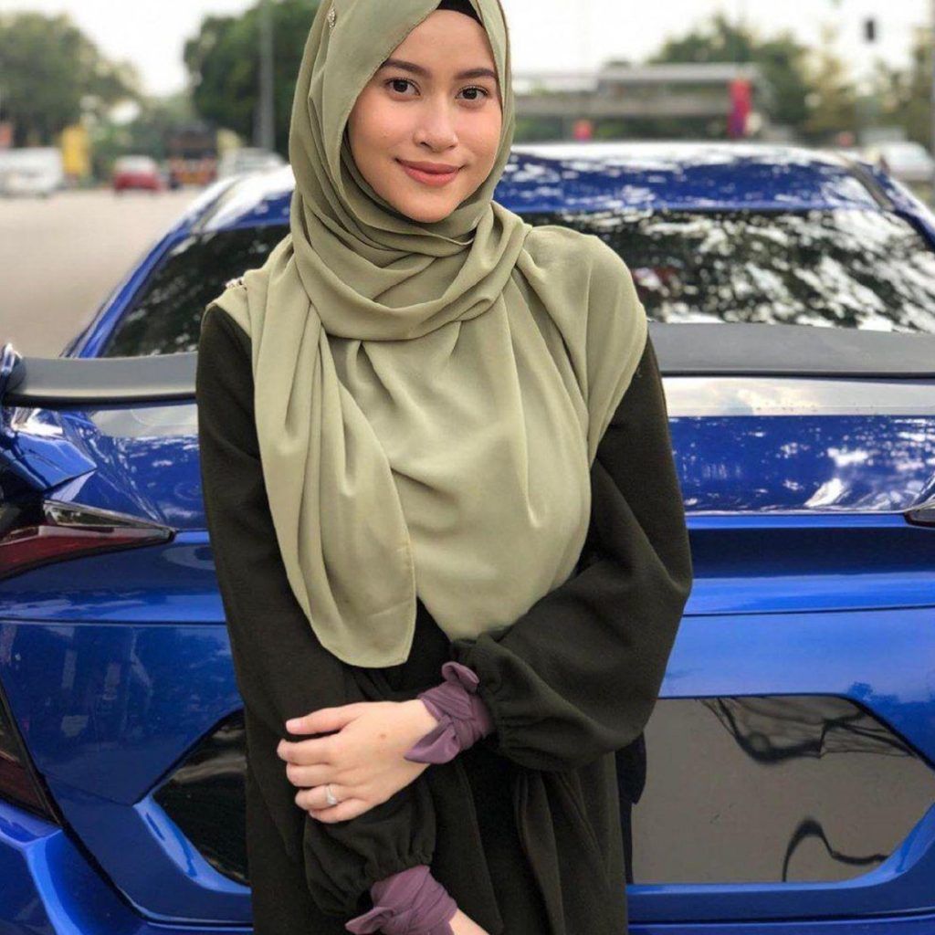 artis pakai handsock