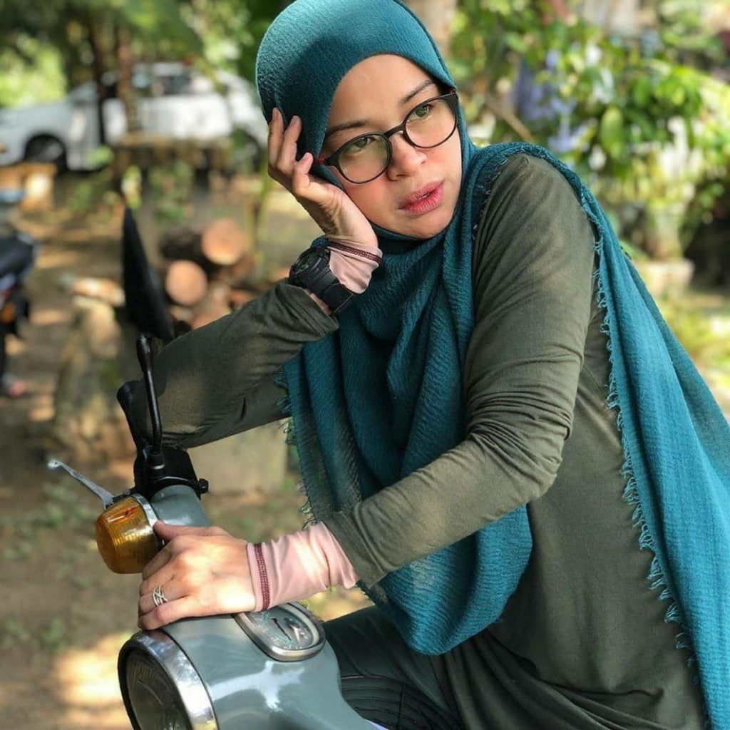 artis pakai handsock